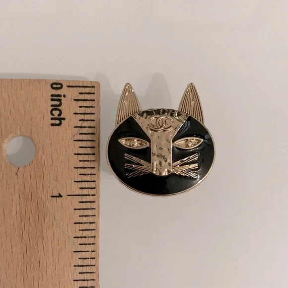 😻 2 Vintage Chanel Cat Buttons Black / White / Gold - Picture 4 of 4